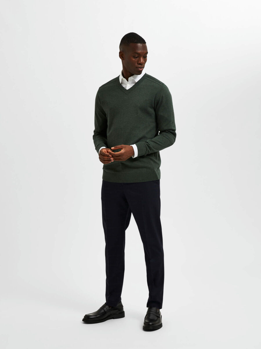 Selected PIMA COTTON V-NECK JUMPER, Darkest Spruce, highres - 16074683_DarkestSpruce_1009559_005.jpg