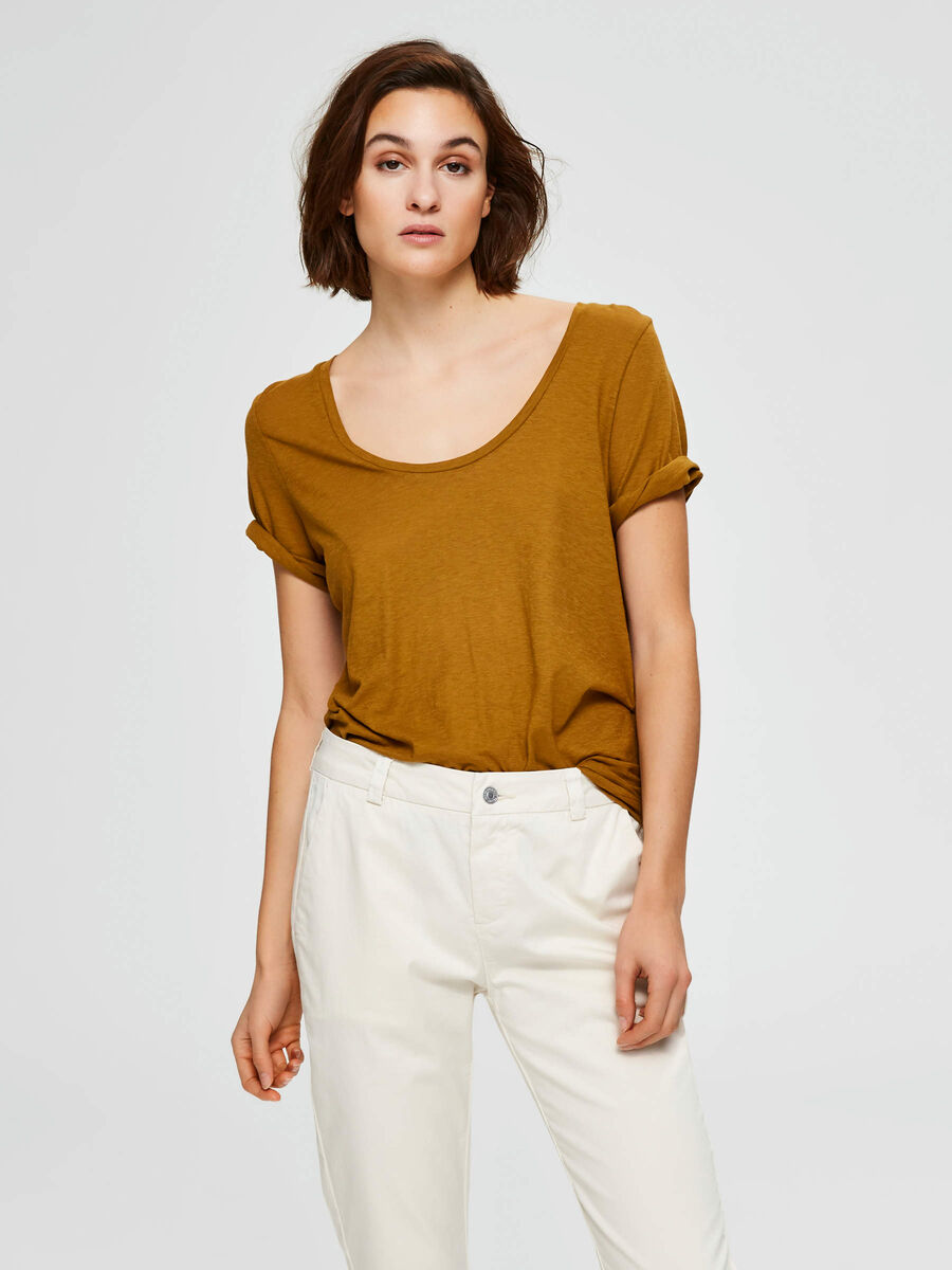 Selected DÉCOLLETÉ PLONGEANT ROND - T-SHIRT, Bronze Brown, highres - 16072127_BronzeBrown_003.jpg