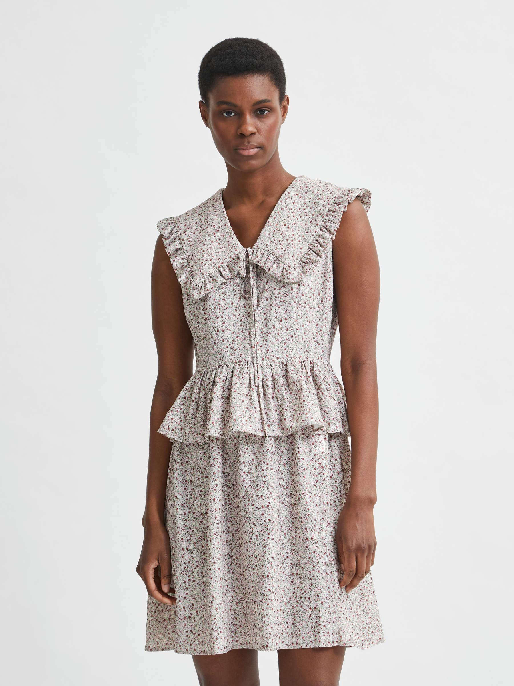 Sleeveless oversized collar frill dress