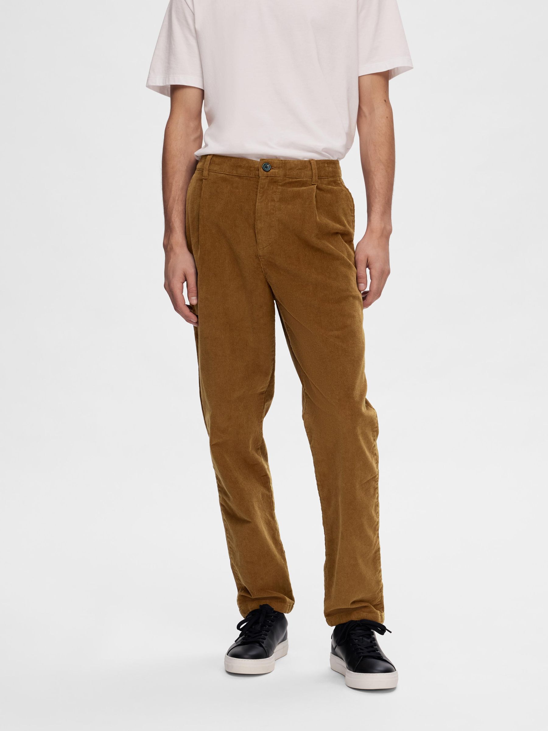 Tapered trousers mens sales meaning