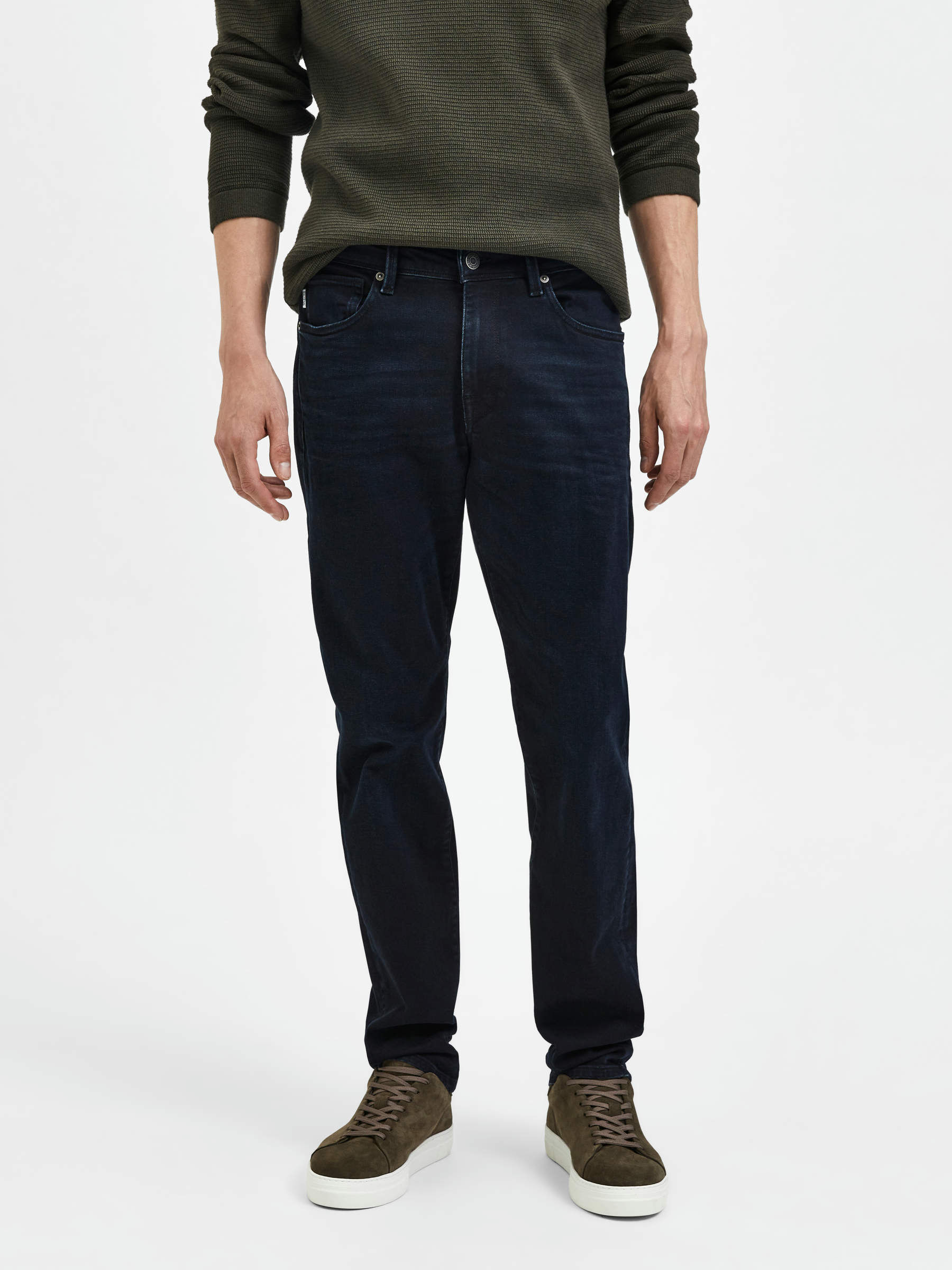 DARK WASH STRAIGHT FIT JEANS (Black 
