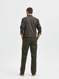 Selected 220 LOOSE FIT FLEX CHINO, Forest Night, highres - 16080159_ForestNight_004.jpg