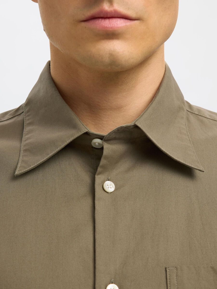 Selected À COUPE DÉCONTRACTÉE EN SERGÉ CHEMISE, Vetiver, highres - 16096877_Vetiver_004.jpg