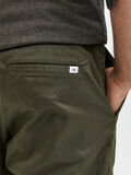 Selected 220 LOOSE FIT FLEX CHINO, Forest Night, highres - 16080159_ForestNight_006.jpg