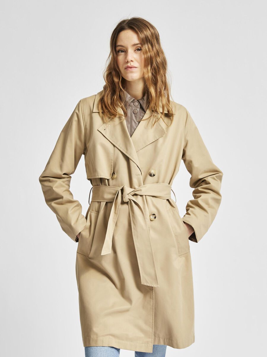 Selected PETITE – RECYCLING-POLYESTER ZWEIREIHIG TRENCHCOAT, Cornstalk, highres - 16079321_Cornstalk_003.jpg